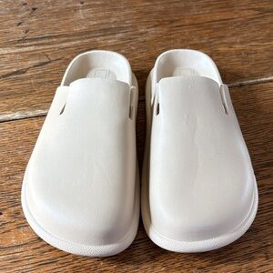Urban Outfitters Molded EVA Clog Size Women’s 9 Men’s 7 NWOT